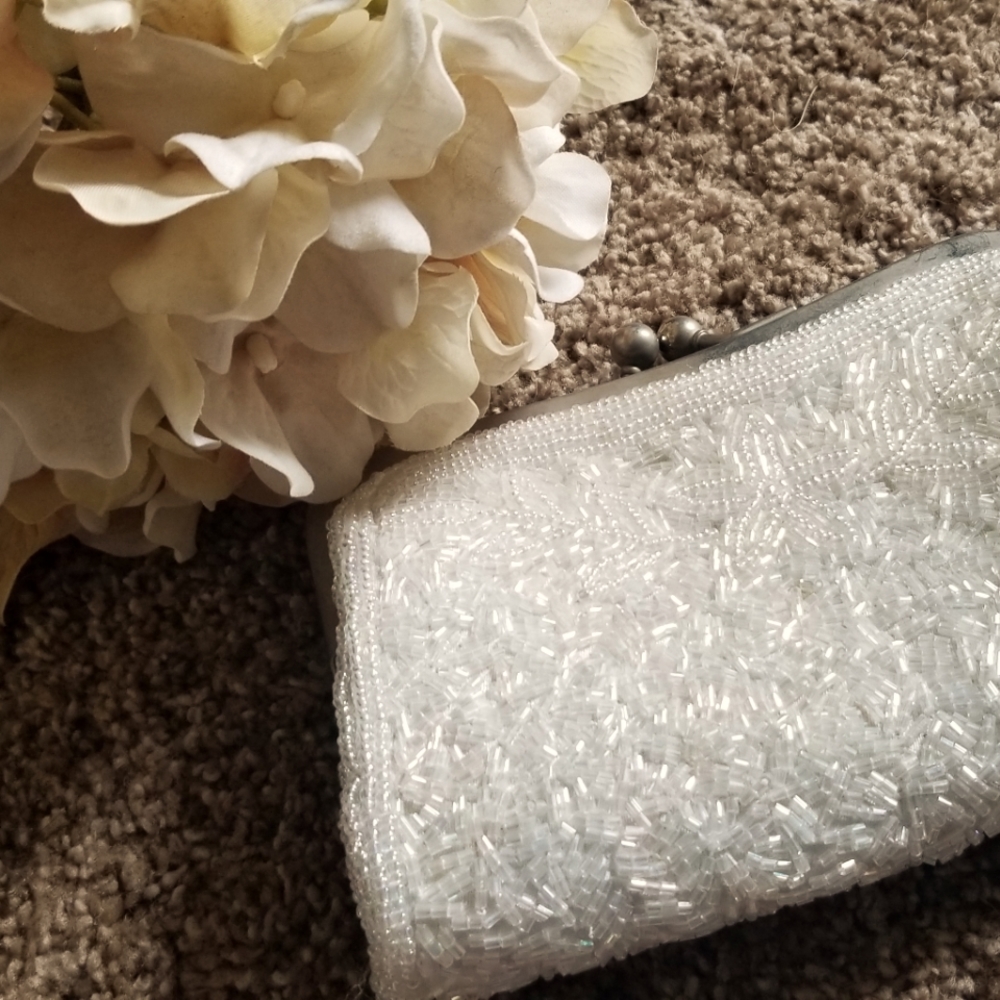 Bridal purse in sequined beading sparkle white